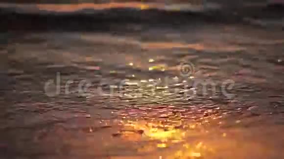 反射波中夕阳的彩虹射线视频的预览图