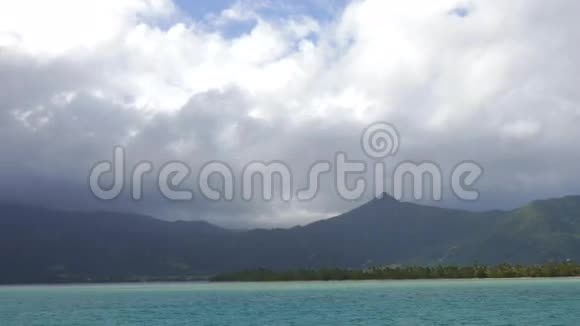 从毛里求斯岛的游艇上俯瞰大海和印度洋视频的预览图