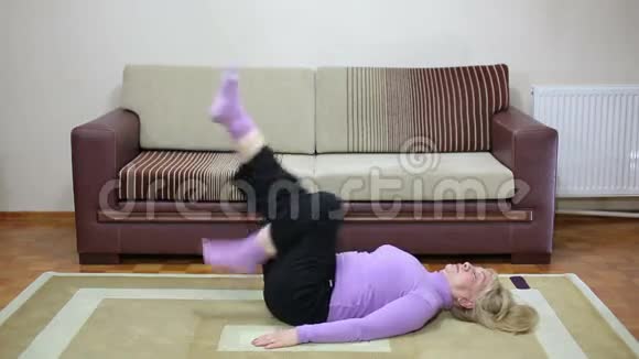 老年妇女在锻炼视频的预览图