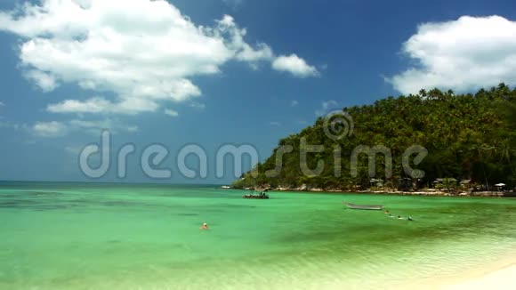 小岛上阳光明媚的热带海滩女士视频的预览图