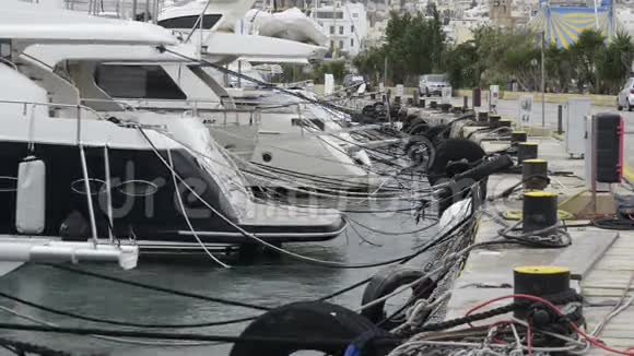 停泊在马耳他马诺河岛码头的游艇视频的预览图