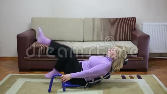 老年妇女在锻炼视频的预览图