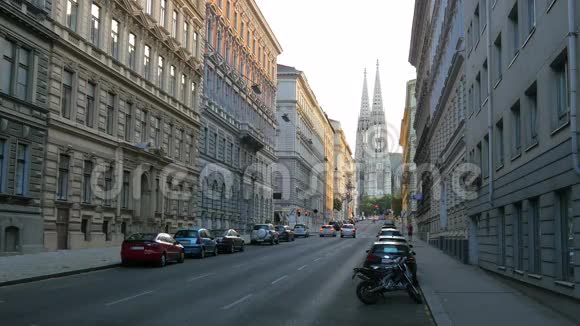 弗劳德博物馆附近的街道背景的Votive教堂奥地利维也纳视频的预览图