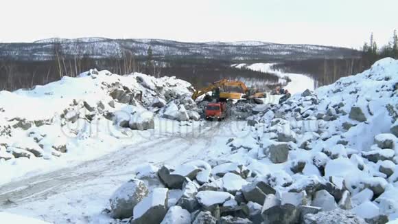 机器和挖土机为北面的山脉铺平了道路视频的预览图