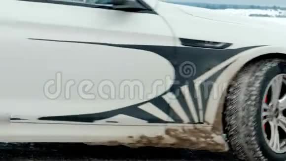 白色跑车在冰上漂流视频的预览图