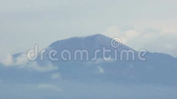 火山山维苏威火山被云层吞没时间流逝视频的预览图