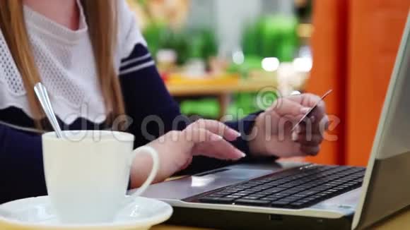 女孩用信用卡在网上购物视频的预览图