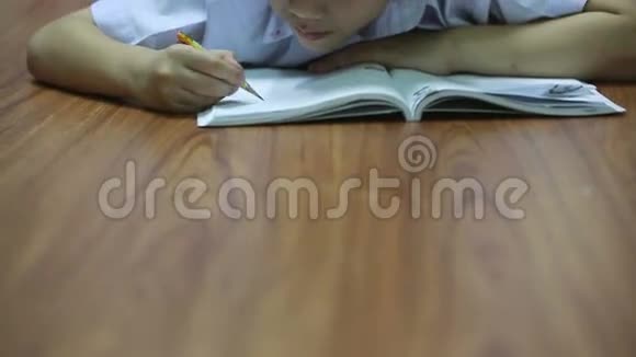 亚洲可爱男孩在家里地板上看书视频的预览图