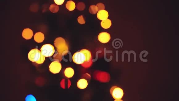 闪烁的圣诞树模糊了灯光冬季假期概念1920x1080视频的预览图