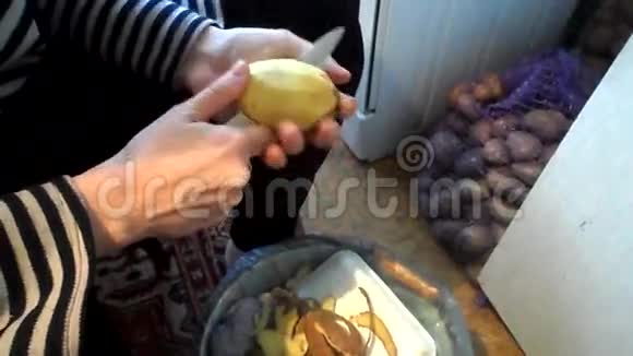 妻子削土豆皮视频的预览图