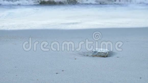 泰国恰姆沙滩上的波浪和石头视频的预览图