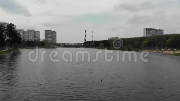 飞越俄罗斯莫斯科Zelenograd行政区的学校湖视频的预览图