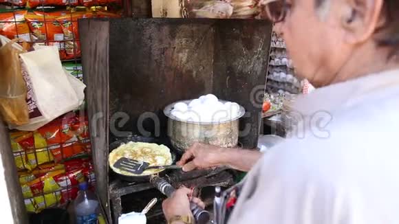 在乔德普尔街头摊准备传统鸡蛋餐的人视频的预览图
