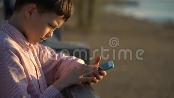 年轻人在你的智能手机上使用应用程序或爬上社交网络视频的预览图