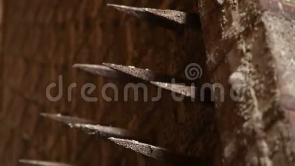 梅兰加尔堡墙上的金属尖刺特写视频的预览图