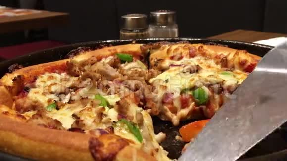 意大利热Pita披萨和奶酪蘑菇番茄和肉视频的预览图