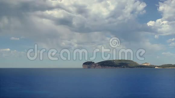 太阳透过雨水穿过意大利卡波卡西亚撒丁岛上空视频的预览图
