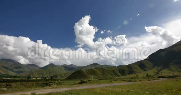 在西藏的山顶和山谷上翻滚着4k的时间推移的蓬松云视频的预览图