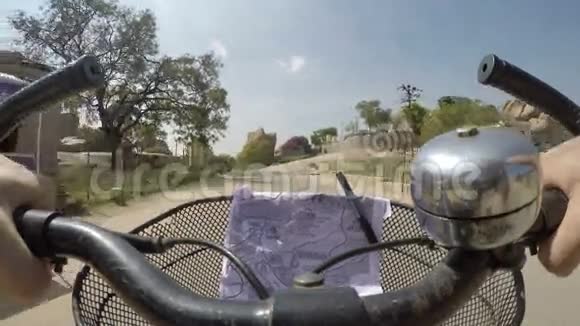 孟买自行车骑行期间的乡村公路景观视频的预览图