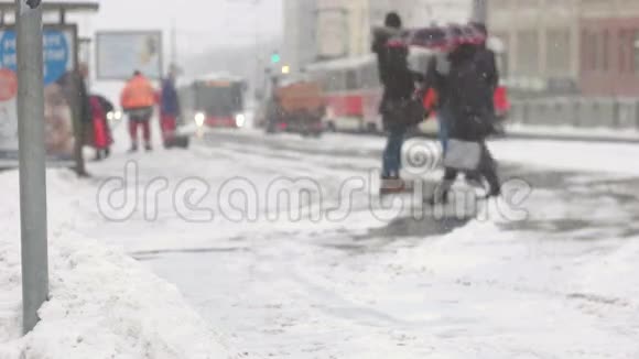 在暴风雪中人们在站台上等候视频的预览图