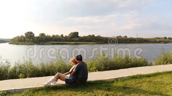 河边的一对年轻夫妇慢动作视频的预览图