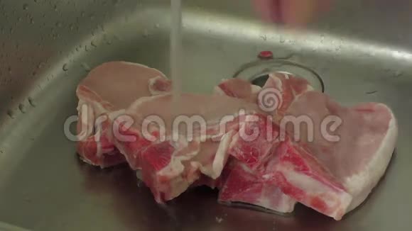 女性在厨房洗手和清洗猪肉视频的预览图
