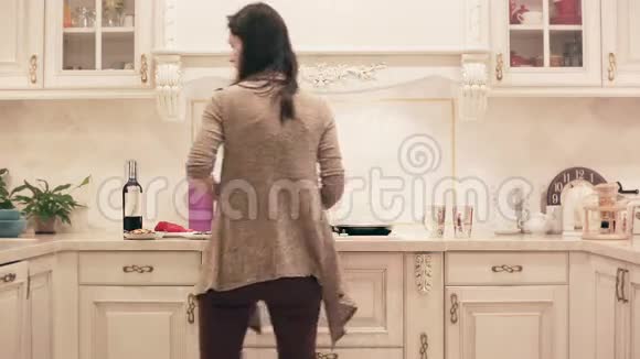 在厨房准备饭菜的女孩时间间隔视频的预览图