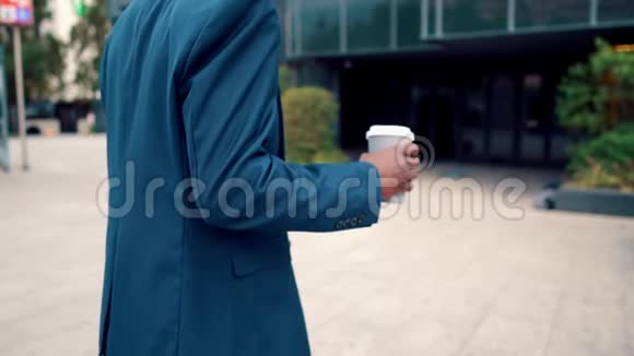 一位穿着蓝色西装的美国黑人商人在办公室里喝咖啡视频的预览图