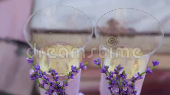 婚礼上戴着香槟的结婚眼镜视频的预览图