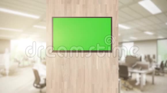 在会议室的公司办公室里有一个绿色的电视屏幕布局或交互式数字板视频的预览图