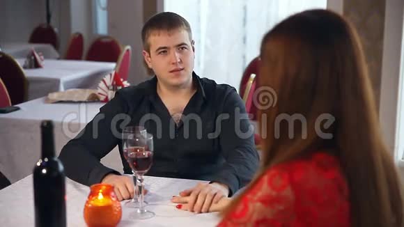 男人和女人都喜欢在餐馆里度过浪漫的夜晚情人节喝葡萄酒视频的预览图
