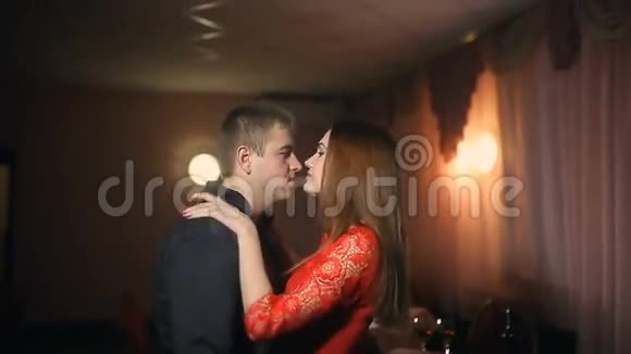 男人和女人在爱情烛光餐厅浪漫的夜晚亲吻情人节视频的预览图