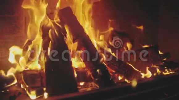 木制木板在壁炉里燃烧发光视频的预览图
