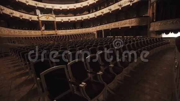 空的豪华音乐厅椅排金色和白色装饰视频的预览图