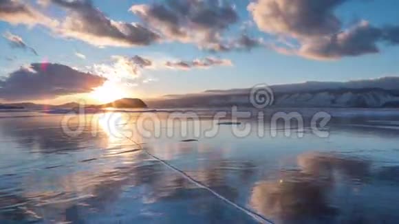 贝加尔湖的景色覆盖着雪视频的预览图