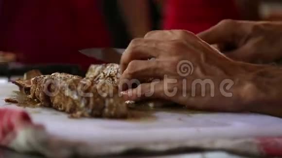 人用刀在砧板上切肉视频的预览图