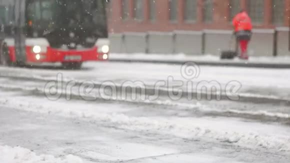 暴风雨期间巴士抵达冰冻平台视频的预览图