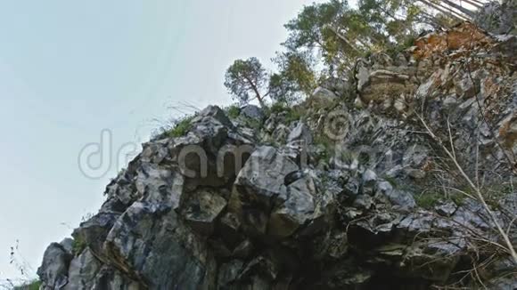 西伯利亚森林的岩石乌拉尔广角视频的预览图