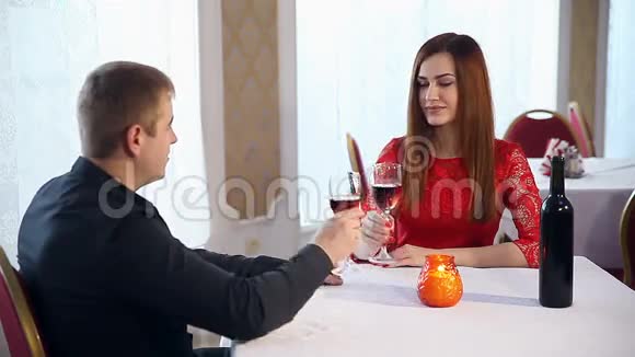 男人和女人浪漫的夜晚在一家餐馆喝爱情酒情人节视频的预览图