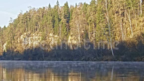 俄罗斯西伯利亚乌拉尔朱索瓦亚河山雾河流景观视频的预览图