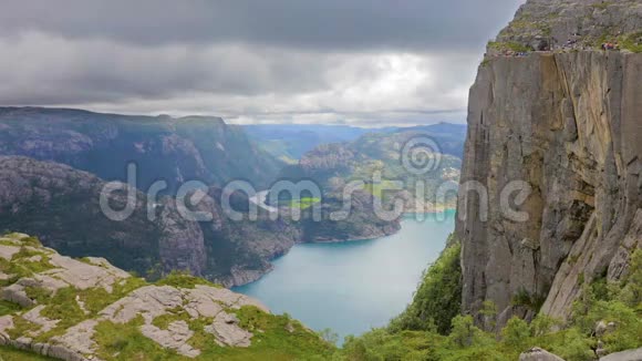 游客在挪威利塞夫乔登的普雷克斯特伦悬崖徒步旅行视频的预览图