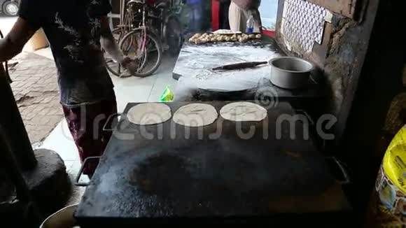 印度男人在孟买的车间里准备烤架视频的预览图