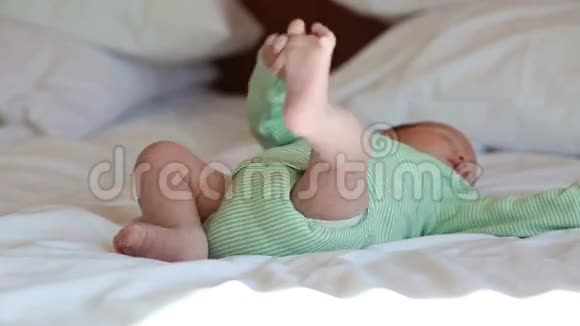 新生儿躺在床上视频的预览图