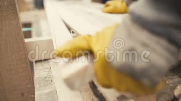 在锯木厂工作的人视频的预览图