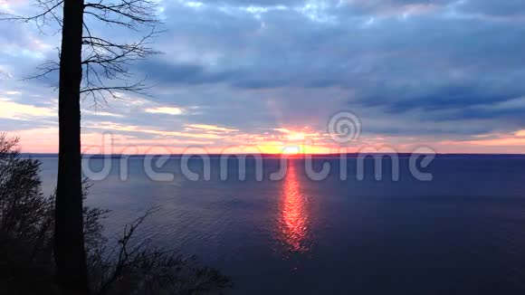 大湖上红日落几分钟后太阳确实下山了视频的预览图