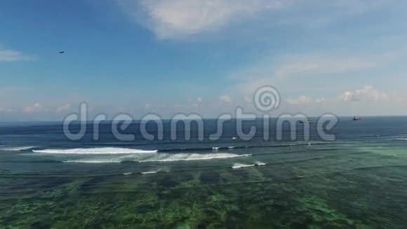印度洋巨浪的鸟瞰图视频的预览图