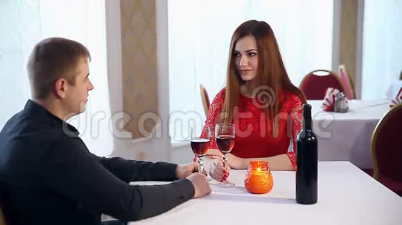 男人和女人浪漫的夜晚在一家餐馆喝酒情人节视频的预览图