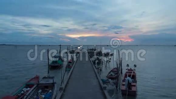 码头的渔船视频的预览图
