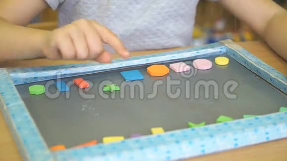 孩子学习用颜色和形状计数视频的预览图
