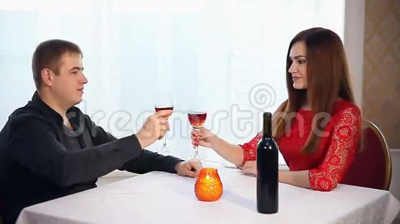 男女浪漫的晚恋在餐厅喝酒情人节视频的预览图